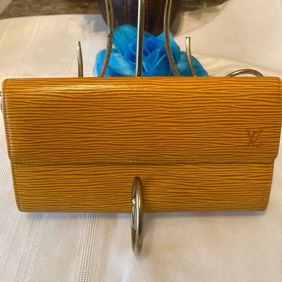 Louis Vuitton Sarah Wallet - Picture 1 of 10